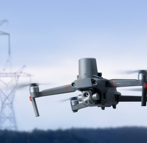 безпилотен самолет, висящ във въздуха на фона на небето