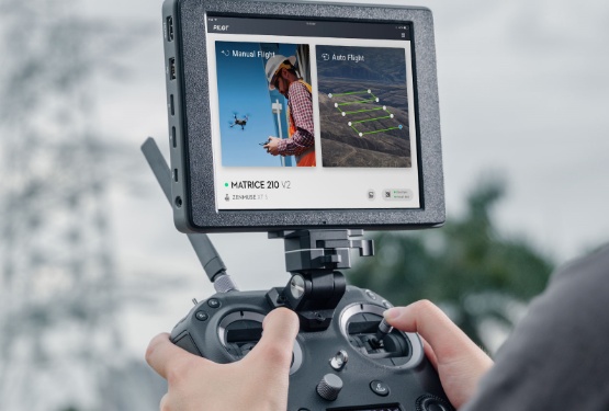 лице, използващо контролер за дрон с дисплей