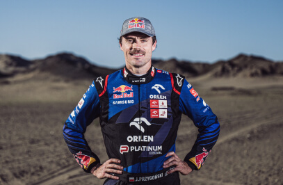 състезател позира за снимка в пустинята