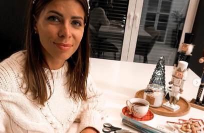 жена си прави селфи на маса с коледна украса