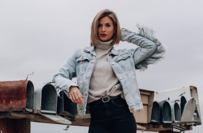 жена, позираща за снимка на фона на пощенски кутии