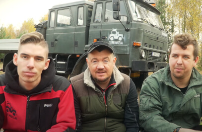 трима мъже, следвани от автомобил с висока проходимост