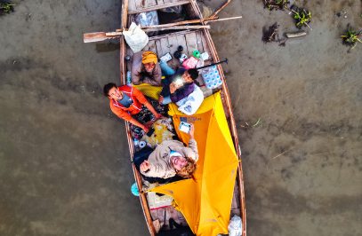 изглед от въздуха на лодка с хора