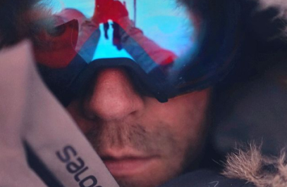 мъж със ски очила