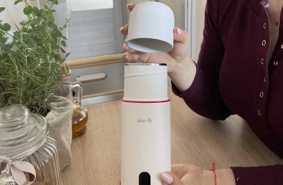 жена държи термос над маса